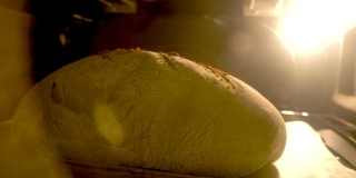 面包经烤箱加热后呈椭圆形
