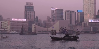 特写香港水月船通过前九龙城景观在晚上
