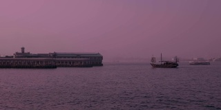 在紫色的黄昏中，停靠在香港中环码头