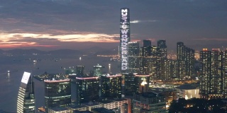 航拍维多利亚港，著名的大都会，香港，晚上，阴天