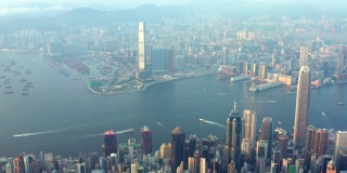 航拍维多利亚港，著名的大都会，香港，晚上，阴天