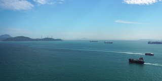 东南丫海峡，港岛，远眺蓝色海洋船只横越