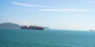 地中海集装箱缓慢穿过东南丫海峡