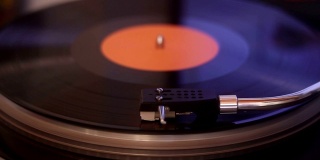 旧的黑胶唱片与剪切路径。DJ转盘与黑胶唱片，播放，顶视图