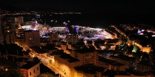 摩纳哥，蒙特卡洛，2013年5月24日:摩纳哥大力神港的一艘大船上的晚会，五彩缤纷的灯光，王子宫殿