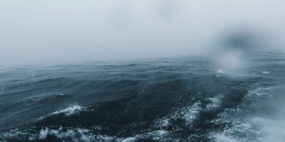 在极端天气季风风暴期间，颠簸的船穿越海洋海景