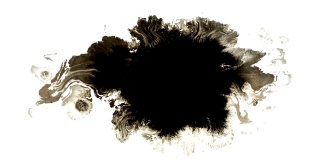 一滴黑色水彩画在4k白色液体的表面上