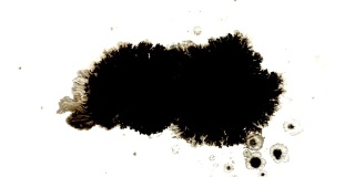 一滴黑色的液体已经散布在4k液体的表面
