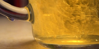 中国乌龙茶在透明玻璃杯中的水滴