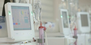 现代透析机在透析科进行血液净化。