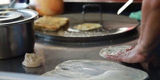 一段油炸食物的视频叫做Roti / Roti是一种印度食物。