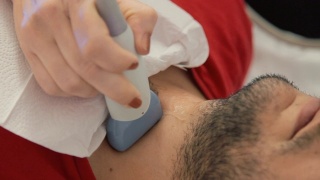 男医生使用超声波扫描仪检查病人的甲状腺视频素材模板下载