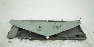 冬日雪地上的无人驾驶飞行器。为飞行作业准备监视无人机。飞行前检查无人机主要部件。