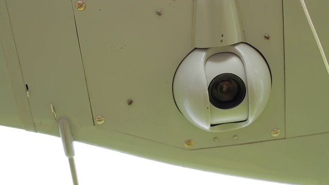 近距离拍摄无人驾驶飞行器的监控摄像头旋转。为飞行作业准备监视无人机。飞行前检查无人机主要部件。