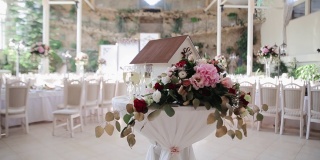 用玩具家居装饰鲜花作为新婚夫妇美好生活的象征。餐厅为新娘和新郎准备的婚宴桌