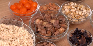 制作粽子——家庭准备食物配料的粽子一起制作在家里的木桌上庆祝端午节，近距离，生活方式。