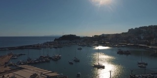 晴朗的一天，希腊雅典，地中海小港口的无人机