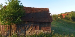 鸟瞰图阳光下的老木制谷仓与清澈的蓝天斯洛文尼亚