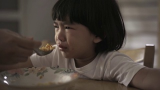 男孩哭着拒绝吃东西视频素材模板下载