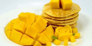 芒果煎饼和蜂蜜糖浆甜点，美味受欢迎的夏天