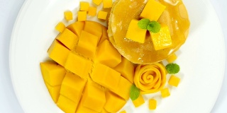 芒果煎饼和蜂蜜糖浆甜点，美味受欢迎的夏天