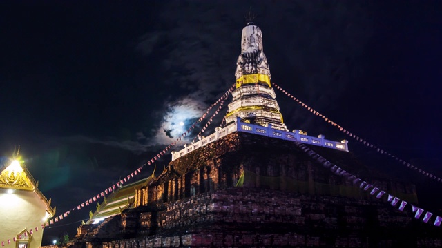 月圆之夜的月光，笼罩在泰国古老的宝塔上