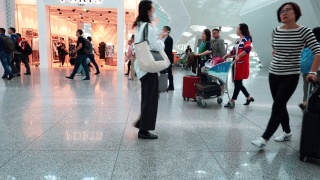 中国，深圳——人们正走在机场走廊上视频素材模板下载