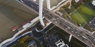无人机拍摄:傍晚南浦大桥鸟瞰图，上海，中国。