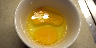 在碗里打两个鸡蛋