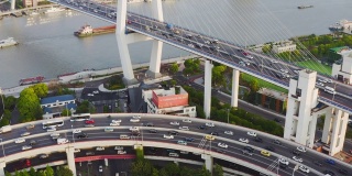 无人机拍摄:傍晚南浦大桥鸟瞰图，上海，中国。