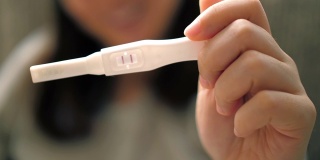 妇女的手妊娠测试呈阳性