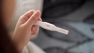 妇女的手妊娠测试呈阳性视频素材模板下载