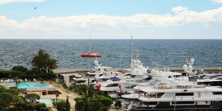 透过游艇的桅杆可以看到地平线上的帆船，奢华的生活，地中海，阳光明媚的天气