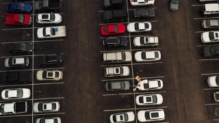 美国德克萨斯州布莱恩市一个大型停车场里的汽车和卡车视频素材模板下载