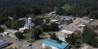 水塔和法院在一个小镇，牛顿，德克萨斯州，美国