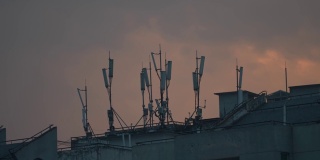 4G和5G移动通信塔建在建筑顶部