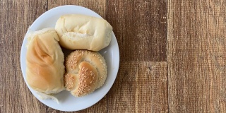 三种面包放在一个小盘子里