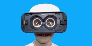 一个戴着虚拟现实头盔的快乐男孩的肖像