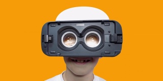 一个戴着虚拟现实头盔的快乐男孩的肖像