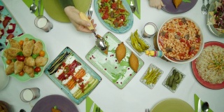 俯视图传统美味的家庭餐桌