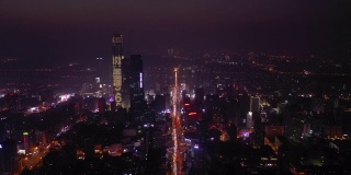 长沙市日落时间夜间照明市中心主要繁忙交通街道航拍全景4k中国