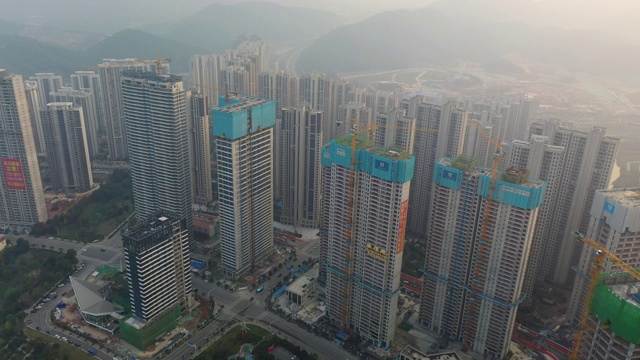 傍晚雾霾长沙城市公寓住宅综合体超大型建设航拍全景4k中国