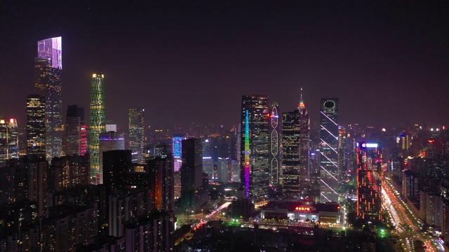 夜间灯光照亮广州市市中心区交通街道航拍全景4k中国