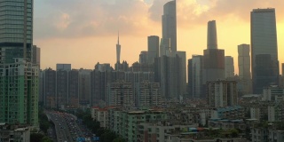日落天空广州市市中心区繁忙的交通街道航拍全景4k中国