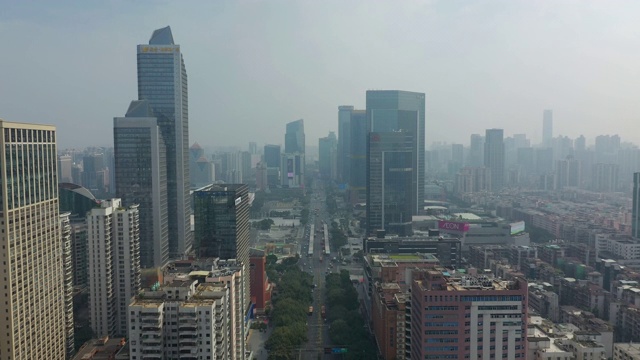 夏季的一天雾广州市市中心购物中心体育馆交通街道航拍全景4k中国