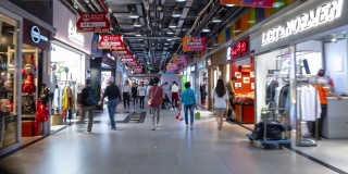 广州市内著名拥挤的地下商场步行全景延时4k中国