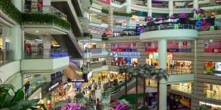 市中心著名拥挤的购物中心内部主厅，广州城市时光全景4k中国