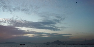 飞机飞出粉彩淡蓝色天空桥香港海景