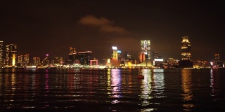 夜晚照亮香港尖沙咀维多利亚港