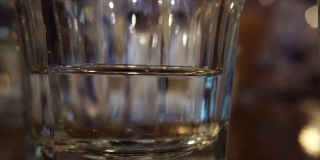 分散光玻璃杯的水